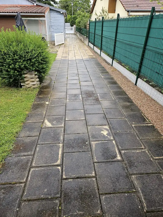 Allée dallée nettoyée