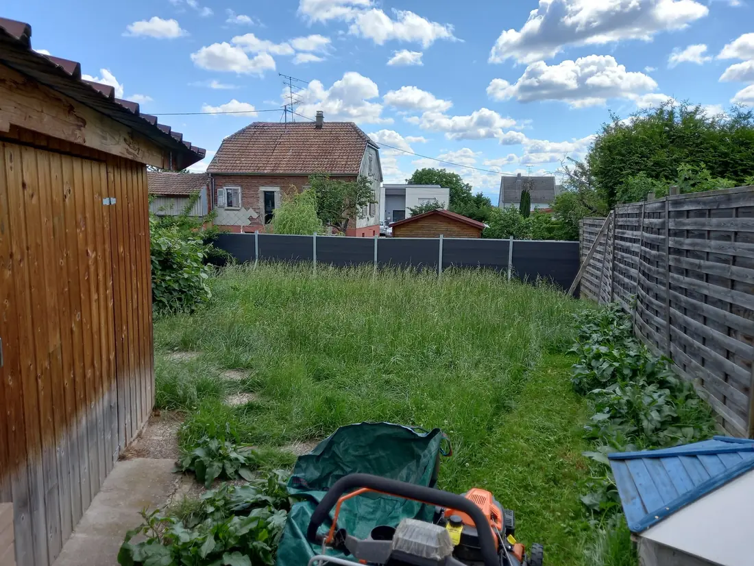 Jardin envahi, remis en état, avant