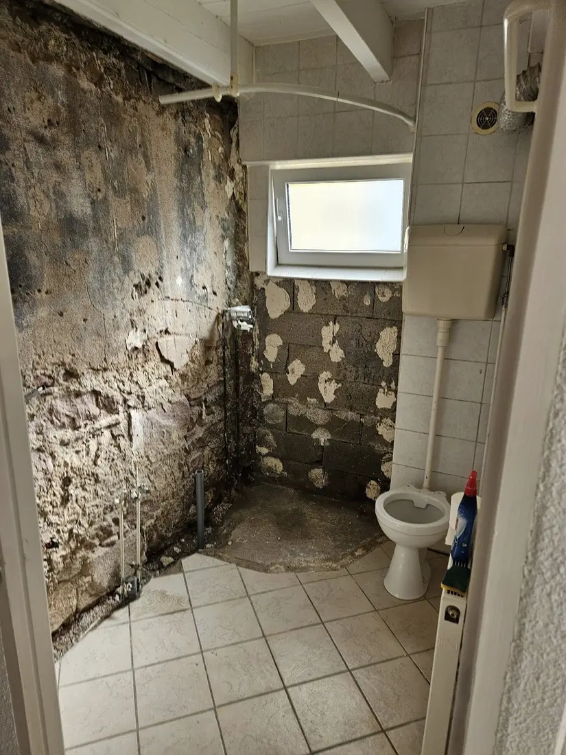 Salle d’eau pendant les travaux, murs mis à nu